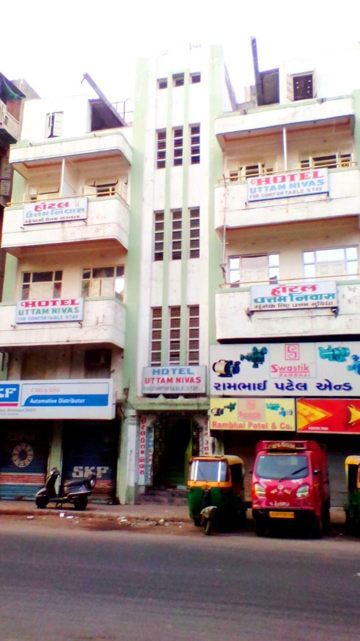 Hotel Uttam Nivas Ahmadabad Zewnętrze zdjęcie