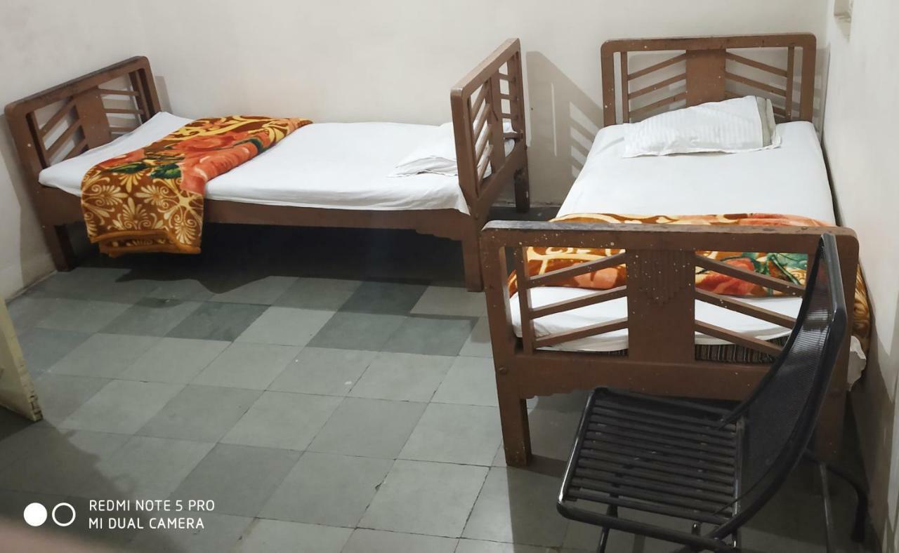 Hotel Uttam Nivas Ahmadabad Zewnętrze zdjęcie