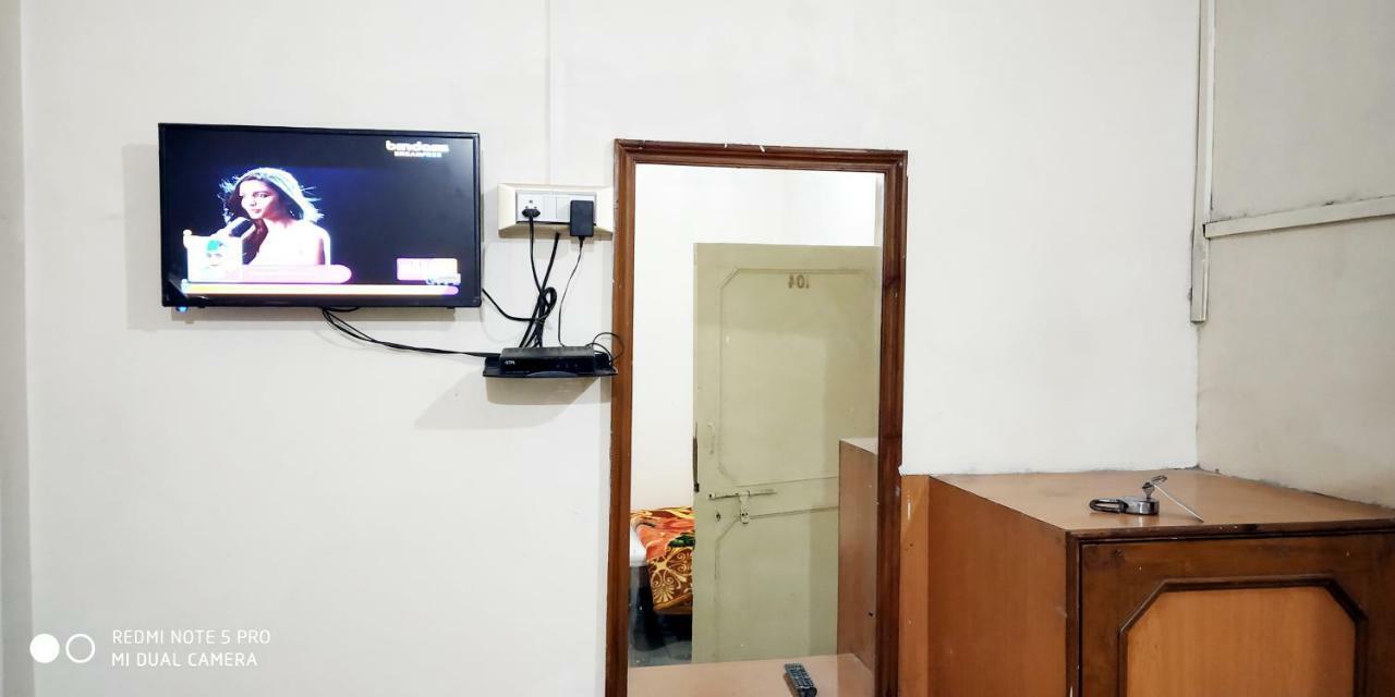 Hotel Uttam Nivas Ahmadabad Zewnętrze zdjęcie